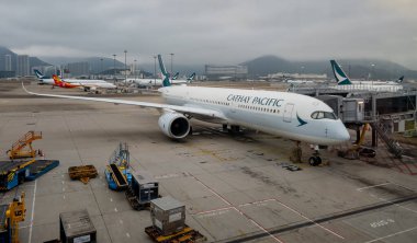 Hong Kong. Çin... 03.05.2025. Hong Kong Uluslararası Havalimanı 'ndaki bir Cathay Pacific Airlines Airbus A350 yolcuları almaya hazır..