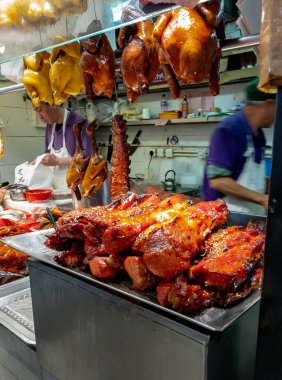 Hong Kong. Çin - 03.02.2025. Yeni hazırlanmış Çin usulü et satan kapalı bir market tezgahı..
