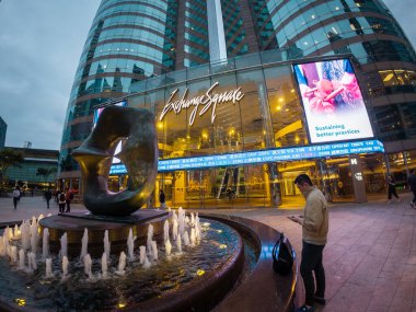 Hong Kong. Çin - 03.03.2025. Akşam saatlerinde Exchange Square binasının dış görünüşü ve isim işareti geniş açılı. Hong Kong Borsası 'nın yeri..