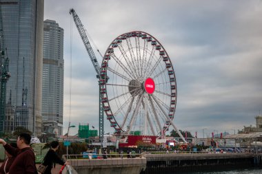 Hong Kong. Çin - 03.03.2025. Bulutlu bir öğleden sonra Hong Kong Gözlem Çarkı. Popüler bir turizm merkezi..