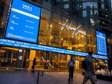 Hong Kong. Çin - 03.03.2025. Geceleri Exchange Meydanı cephesinde isim işareti, reklam panosu ve ticari bilgiler gösteriliyor..