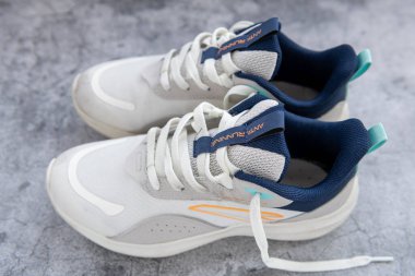 Londra mı? UK- 04.25.2025. Çin spor malzemeleri şirketi Anta Spor Ürünleri Limited tarafından bir çift koşu ayakkabısının adı ve logosu..