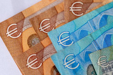 Avrupa Birliği 'nin Euro banknotlarında yazılı olan Euro para birimi sembolü.