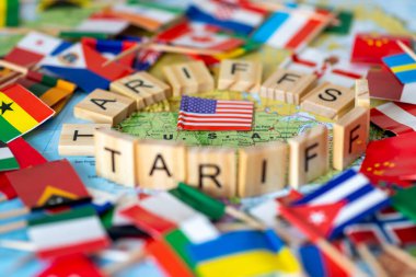 Harf ahşap fayanslar, Amerika Birleşik Devletleri haritasını çevreleyen ve dışarıda diğer ülkelerin bayraklarını taşıyan sözcük tarifelerini oluşturuyor. Bir Amerikan ticaret tarifesi kavramı.
