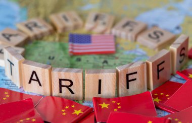 Tahta kiremitler, Amerika Birleşik Devletleri haritasını çevreleyen ve dışarıda Çin bayrakları olan sözcükler oluşturuyor. Bir ABD ve Çin ticaret tarifeleri kavramı.