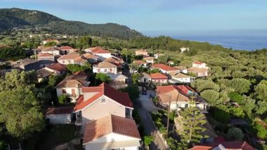 Yunanistan 'ın yamaçlarındaki geleneksel tarım köyünün havadan görünüşü.