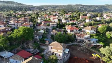 Yamaç manzaralı bir Yunan köyü.