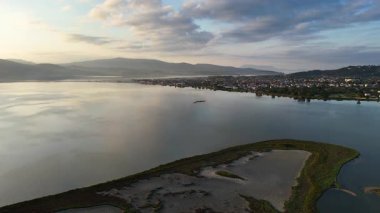 Lefkada Kasabası 'nın arka planında güzel bir sabah ışığı olan tuzlu düz arazinin panoramik hava manzarası. Lefkada Adası, Yunanistan.