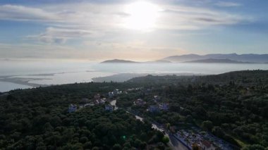 Güzel bir sabahta Tsoukalade köyünden Lefkada Kasabası 'na uçuş manzarası. Lefkada Adası, Yunanistan.