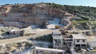 Topraktan maden ve mineraller çıkarma operasyonu. Hava yakın çekim.