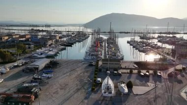 Sabah ışığında Lefkada Marina 'nın yükselen klipsi. Lefkada Adası, Yunanistan.