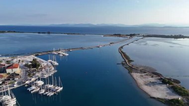 Lefkada Marina, Lefkada Adası, Yunanistan 'ın deniz kanalı girişinin hava görüntüsü. 