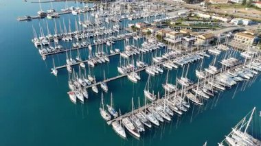 Yelkenli yelkenli yatları olan bir marinanın havası..