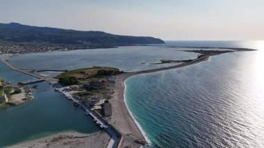 Ammoglossa plajının geri çekilen hava manzarası, Marina, Lefkada, Yunanistan 'ın sahil girişi.