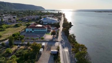 Lefkada Town, Lefkada Adası 'nın batısındaki sahil yolunu izleyen hava manzarası.