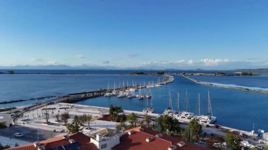 Lefkada Adası 'nı Yunanistan' a bağlayan geçidin hava görüntüsü ve marinaya deniz kanalı girişi..