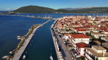 Lefkada Kasabası, Lefkada Adası, Yunanistan 'ın gezinti güvertesi ve kanalı yakınlarındaki restoranların, barların ve tesislerin hava manzarası.
