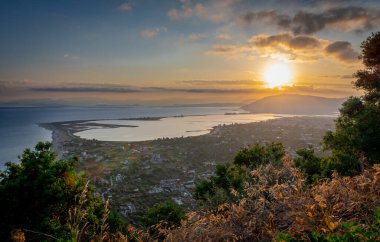 Yunanistan 'ın Lefkada adası üzerinde güzel bir gündoğumunun panoramik manzarası.