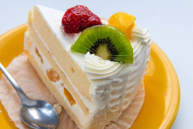 Çilekli, şeftalili ve kivili meyveli pasta dilimini beyaza izole et..