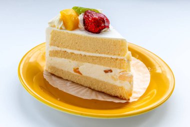 Çilekli, şeftalili ve kivili meyveli pasta dilimini beyaza izole et..