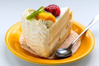 Çilekli, şeftalili ve kivili meyveli pasta dilimini beyaza izole et..