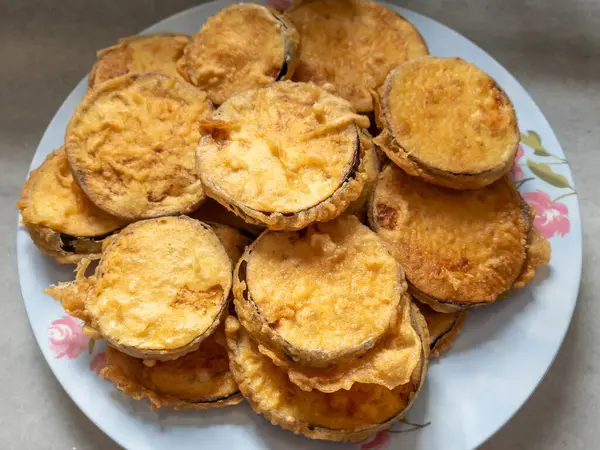 Ev yapımı kızarmış patlıcan. Tabakta servis edilen hamurda..