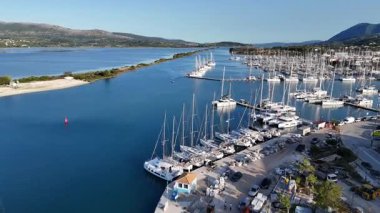 Lefkada, Yunanistan... 05.18.2025. Lefkada Kasabası 'ndan yat limanına giden yolu takip eden hava manzarası..