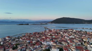 Lefkada adasının başkentinin hava klibi ve Yunanistan 'a giden karayolu geçidi bağlantısı.