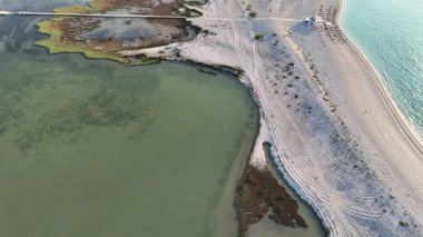 Tuz bataklığının, vahşi yaşam alanının ve tatil plajının havadan görünüşü..
