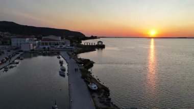 Lefkada, Yunanistan... 05.18.2025. Lefkada 'daki Müze ve Kültür Merkezi' nin hava gün batımı manzarası.