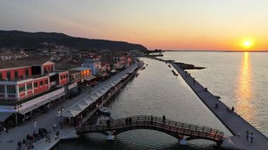 Lefkada, Yunanistan-05.18.2025. Gün batımında Lefkada kasabasının hava manzarası ve kanalı.