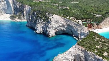 Porto Katsiki burunlarının geriye dönük hava manzarası, deniz mağaralarını ve yanındaki güzel plajı gösteriyor. Lefkada Adası, Yunanistan.