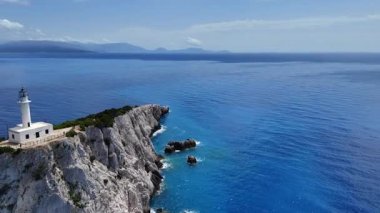 Lefkada, Yunanistan... 05.19.2025. Lefkatas Burnu 'nun tepelerinde bulunan deniz fenerinin klipsi..