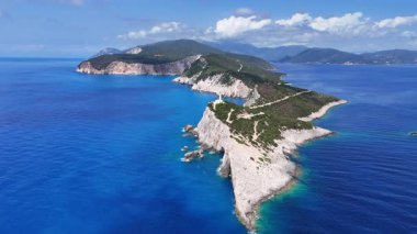 Lefkada, Yunanistan... 05.19.2025. Güneşli bir günde Cape Lefkatas 'ın manşet ve deniz fenerinin havadan görünüşü.