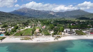 Turistlerin su sporu faaliyetlerinden keyif aldığı bir tatil plajının çekilen, yükselen bir klibi..