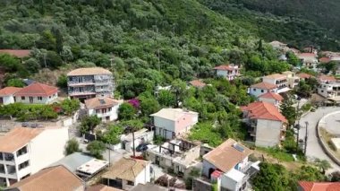 Lefkada, Yunanistan-05.19.2025. Vasiliki köyünün hava manzaralı binalar ve daireler turistlere hizmet veriyor..