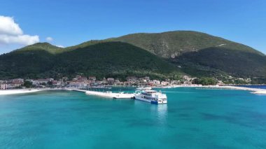Lefkada, Yunanistan... 05.20.2025. Vasiliki Limanı 'ndaki Batı Feribotu üzerinde uçan hava aracı. Ithaca adasına giden bir feribot servisi..