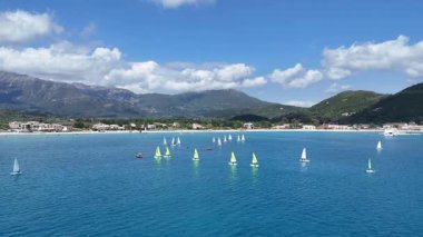 Lefkada, Yunanistan-05.19.2025. Vassiliki körfezinde küçük yelkenli teknelerin klibi. Turistler yelken açmayı öğreniyor..
