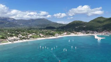 İyon adası tatil beldesinin yüksek açılı klibi..