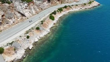 Kıyıdaki bir otoyolda, çarpıcı Akdeniz kıyı şeridini keşfe çıkmak..