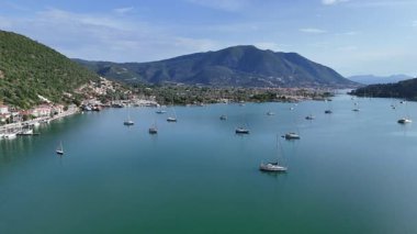 Yunan adası deniz körfezinin üzerinde uçan hava, doğal korunaklı körfez, turistler tarafından tatil gezileri için popüler..