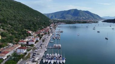 Yunan adasının deniz kıyısındaki köy yerleşiminin turizm hizmetleri için hava manzarası.