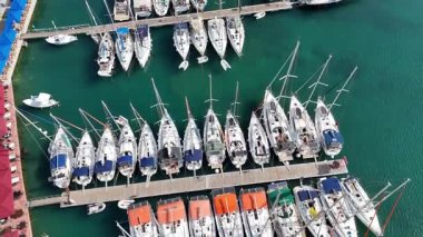 Lefkada, Yunanistan-05.21.2025. Sivota köyünün yükselen klibi, tatil beldesi.