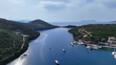 Tatil turizmi için doğal korumalı körfez üzerine kurulmuş bir Yunan adası sahil köyünün havadan görünüşü