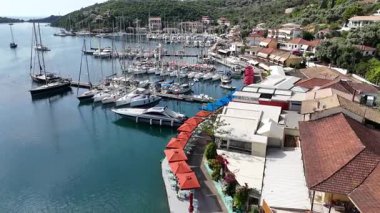 Lefkada, Yunanistan... 05.21.2025. Sivota köyünün hava manzarası turistlere hizmet veren restoran ve işletmelerle dolu..