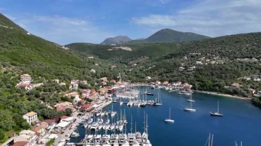 Sivota köyünün turistler tarafından tatil için sevilen hava manzarası. Lefkada Adası, Yunanistan.