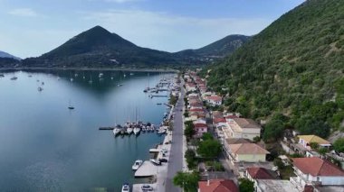 Yunan adası kıyısı köy yerleşiminin havadan görünüşü.