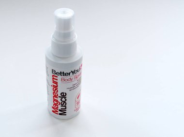 Londra mı? UK- 06.27.2025. Beyaz arka planda izole edilmiş bir şişe magnezyum kas spreyi..