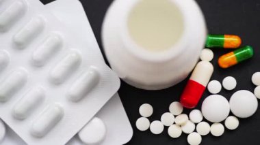 Makro, siyah zemin üzerinde izole edilmiş çeşitli ilaç türlerini kapat.