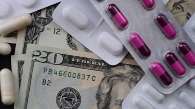 Macro, arka tarafta izole edilmiş Amerikan doları banknotlarının çeşitli ilaçlarını kapat. Tıbbi maliyet konsepti.